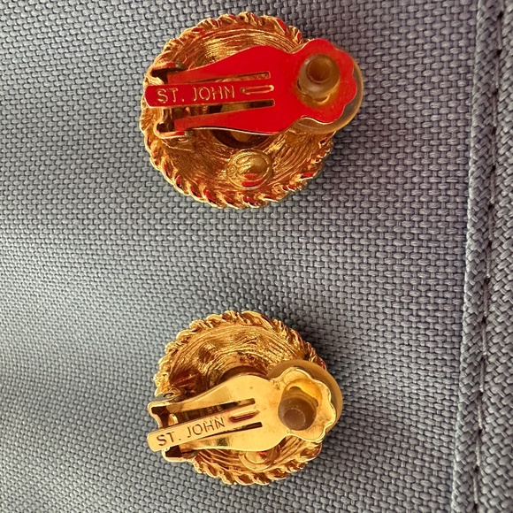 ST. JOHN EARRINGS Vintage Clip on earrings - Picture 2 of 4